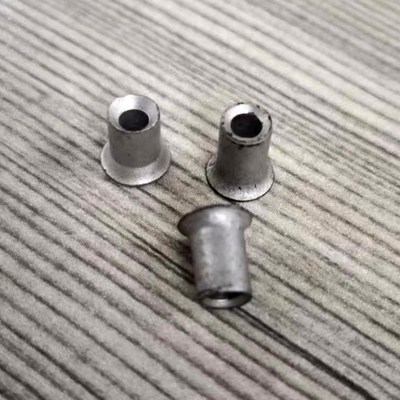 A perfuração do auto rebita o auto que do revestimento de Dacromet a perfuração rebita a cabeça de 7.45mm 3.1mm dentro do furo