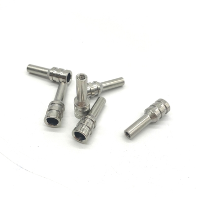 As peças fazendo à máquina do torno do CNC da eletroforese, encantam o fastenal 6x31.6mm da porca do rebite