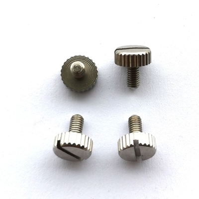A máquina M2.5X6 de aço inoxidável parafusa cabeça serrilhada passivated